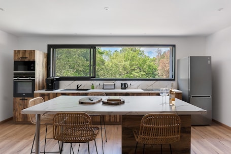 Fridge, microwave, oven, stovetop. Loft Cavalier – Domaine de Greffeil: Unique Stay Overlooking the Equestrian Arena