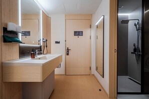 Cubrecamas, minibar con artículos gratuitos y escritorio 
