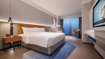 Kamar Deluks, 1 Tempat Tidur King dengan tempat tidur Sofa | Seprai antialergi, minibar gratis, meja kerja, dan tirai kedap cahaya