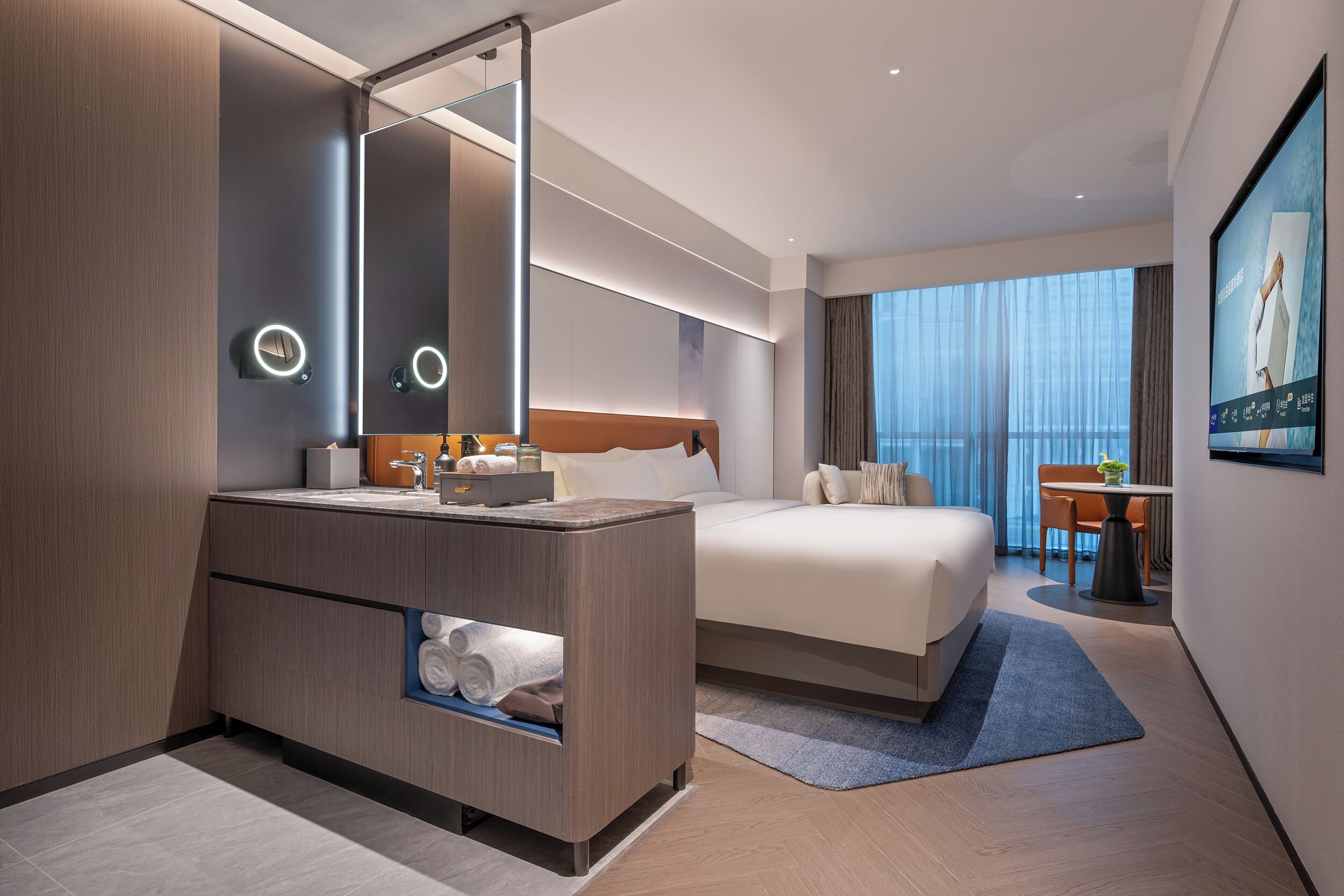 Executive Room, 1 King Bed | Hypo-allergenic bedding, free minibar, desk, blackout drapes