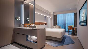 Executive Room, 1 King Bed | Hypo-allergenic bedding, free minibar, desk, blackout drapes