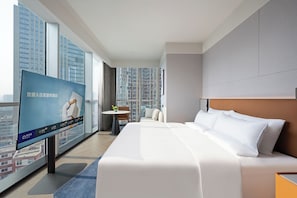 Quarto luxo, 1 cama King | Roupas de cama antialérgicas, frigobar (abastecido com itens grátis)