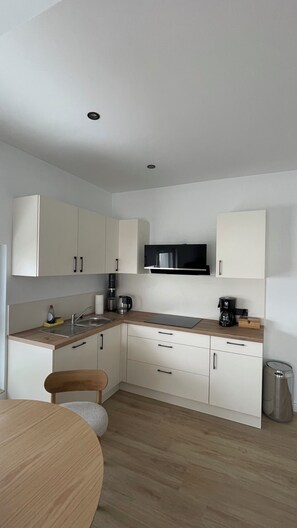 Private kitchen - Modern apartment with balcony & parking space in Söhlde (Söhlde)