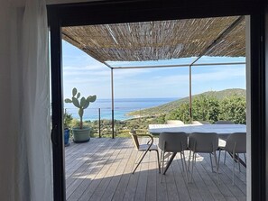 Outdoor dining - Beautiful villa with heated pool and sea view (Corbara)