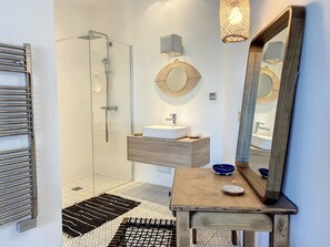 Hair dryer, towels, toilet paper - Beautiful villa with heated pool and sea view (Corbara)