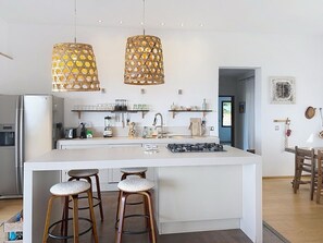 Private kitchen - Beautiful villa with heated pool and sea view (Corbara)