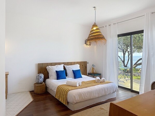 Room - Beautiful villa with heated pool and sea view (Corbara)