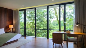 A bedroom with a large window, a desk, and a chair. - Villa Maxwell (Tabanan)