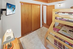 Room - Walk To Bear Mountain, Golf Course or Zoo! PET FRIENDLY! HOT TUB! Fire Pit! Gameroom! (Big Bear Lake)