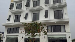 A multi-story hotel with a prominent sign reading 'HOTELTRAMANH'. - Tram Anh 2 Hotel Dong Nai - BAY LUXURY (Nhơn Trạch)