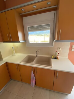 Frigorífico, horno, placa de cocina y cafetera o tetera