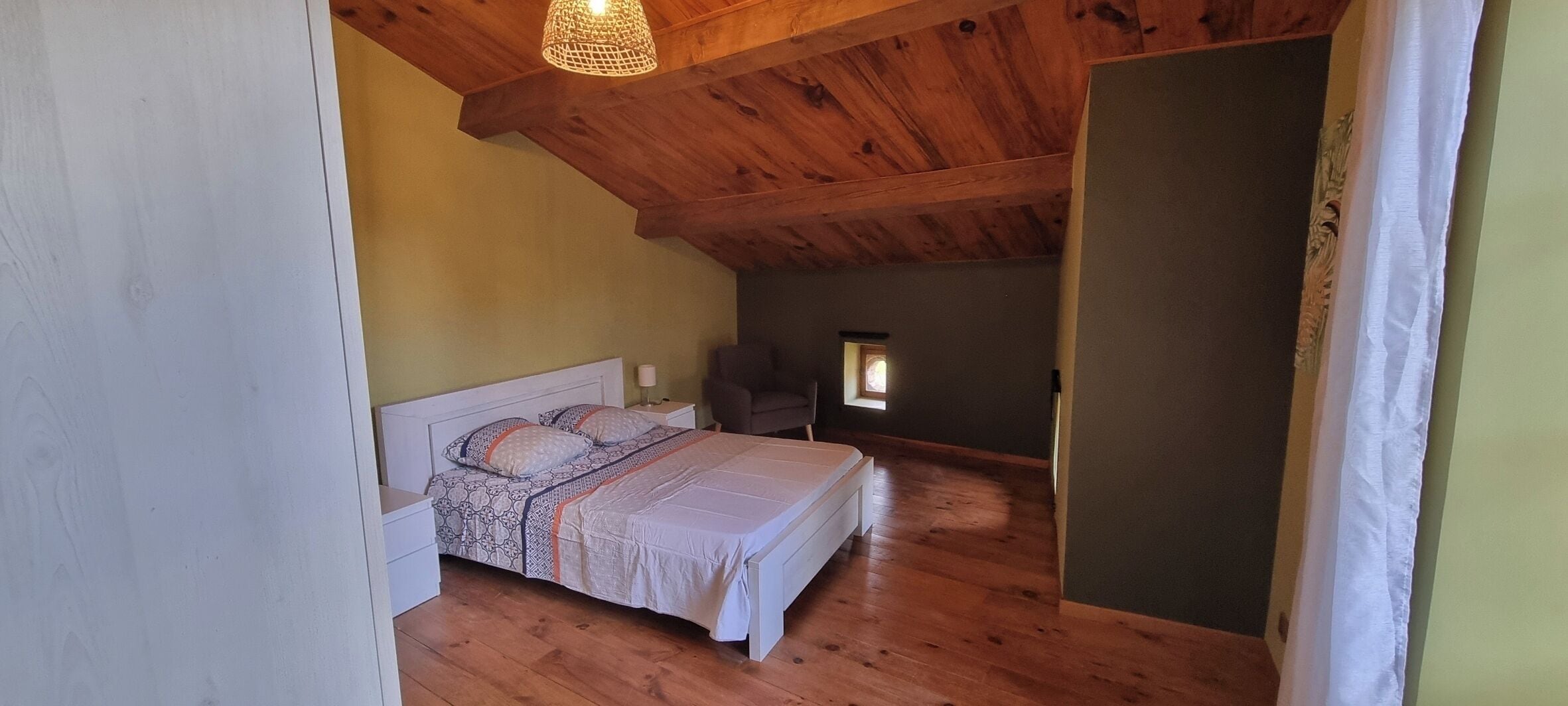 3 bedrooms, iron/ironing board, internet, bed sheets
