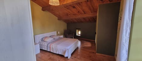3 bedrooms, iron/ironing board, internet, bed sheets