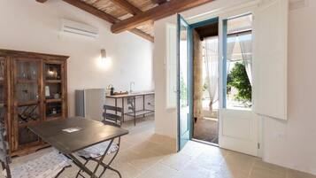 Deluxe-sviitti, näköala pihalle | Ruokailu