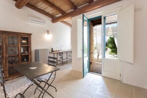 Deluxe-sviitti, näköala pihalle | Ruokailu