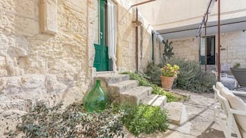 Standard-dobbeltværelse - udsigt til gårdsplads | Terrasse/gårdhave