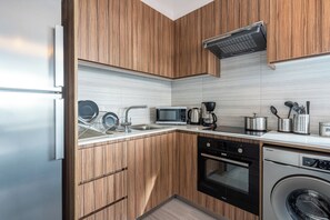 アパートメント ダブルベッド 1 台 キッチン シティビュー | 専用キッチン | 大型冷蔵庫、電子レンジ、オーブン、コンロ