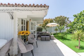 Outdoor dining - Guesthouse 'Casa Caro' with Mountain Views, Wi-Fi, and Air Conditioning (Estepona)