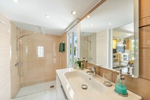 Douche, sèche-cheveux, serviettes fournies