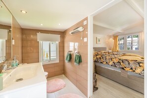 Bathroom - Guesthouse 'Casa Caro' with Mountain Views, Wi-Fi, and Air Conditioning (Estepona)