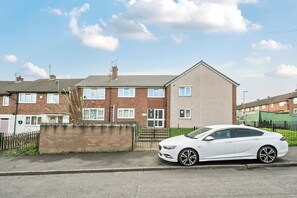 Exterior - Charming Middleton Apartment Sleeps 2 (Manchester)