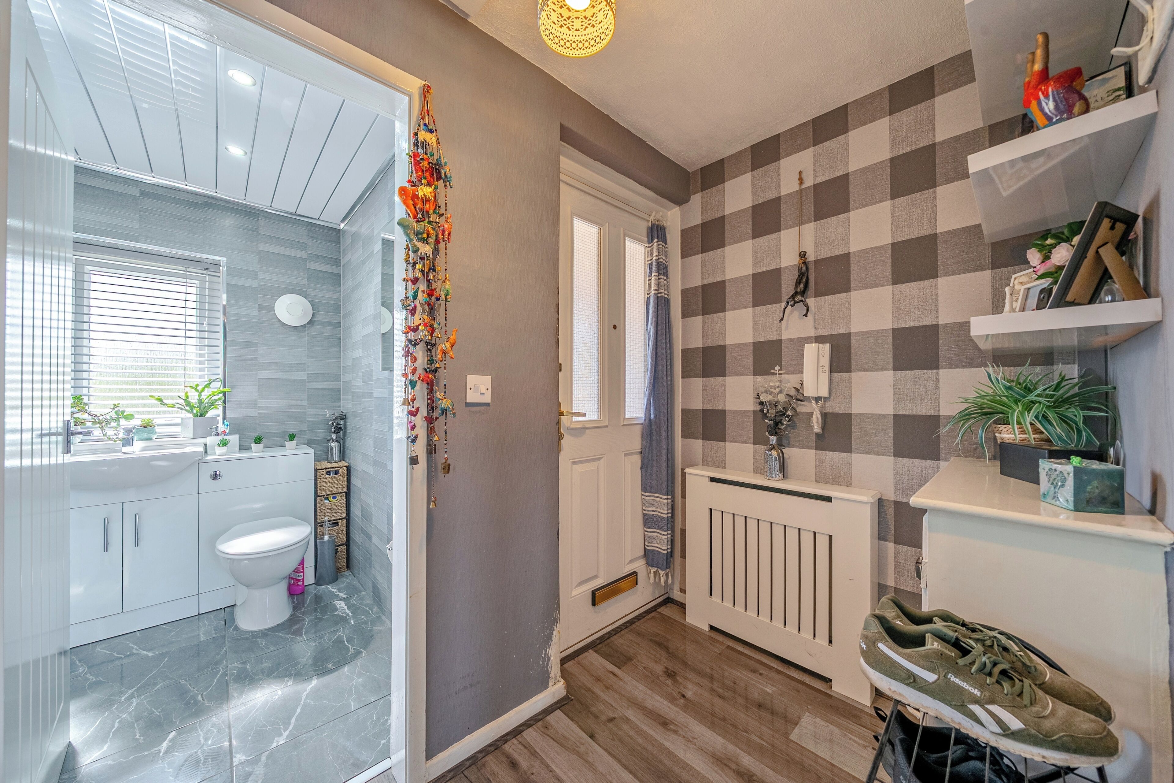 Un baño con inodoro, lavamanos y zona de ducha.