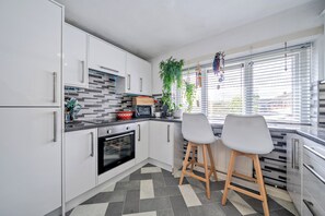 Fridge, microwave, oven, stovetop - Charming Middleton Apartment Sleeps 2 (Manchester)