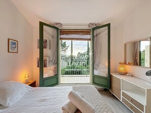 2 bedrooms, iron/ironing board, free WiFi - Mazet T3 duplex for 4 people with terrace, residence with swimming pool in Pramousquier (Le Lavandou)