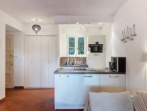 Fridge, microwave, dishwasher, coffee/tea maker - Mazet T3 duplex for 4 people with terrace, residence with swimming pool in Pramousquier (Le Lavandou)