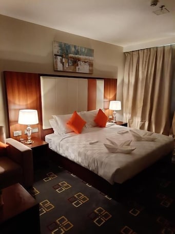 Minibar con artículos gratuitos, caja fuerte, escritorio. SBY Hotel