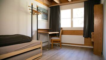 3 bedrooms, iron/ironing board, WiFi, bed sheets