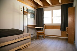 3 chambres, fer et planche à repasser, Wi-Fi, draps fournis