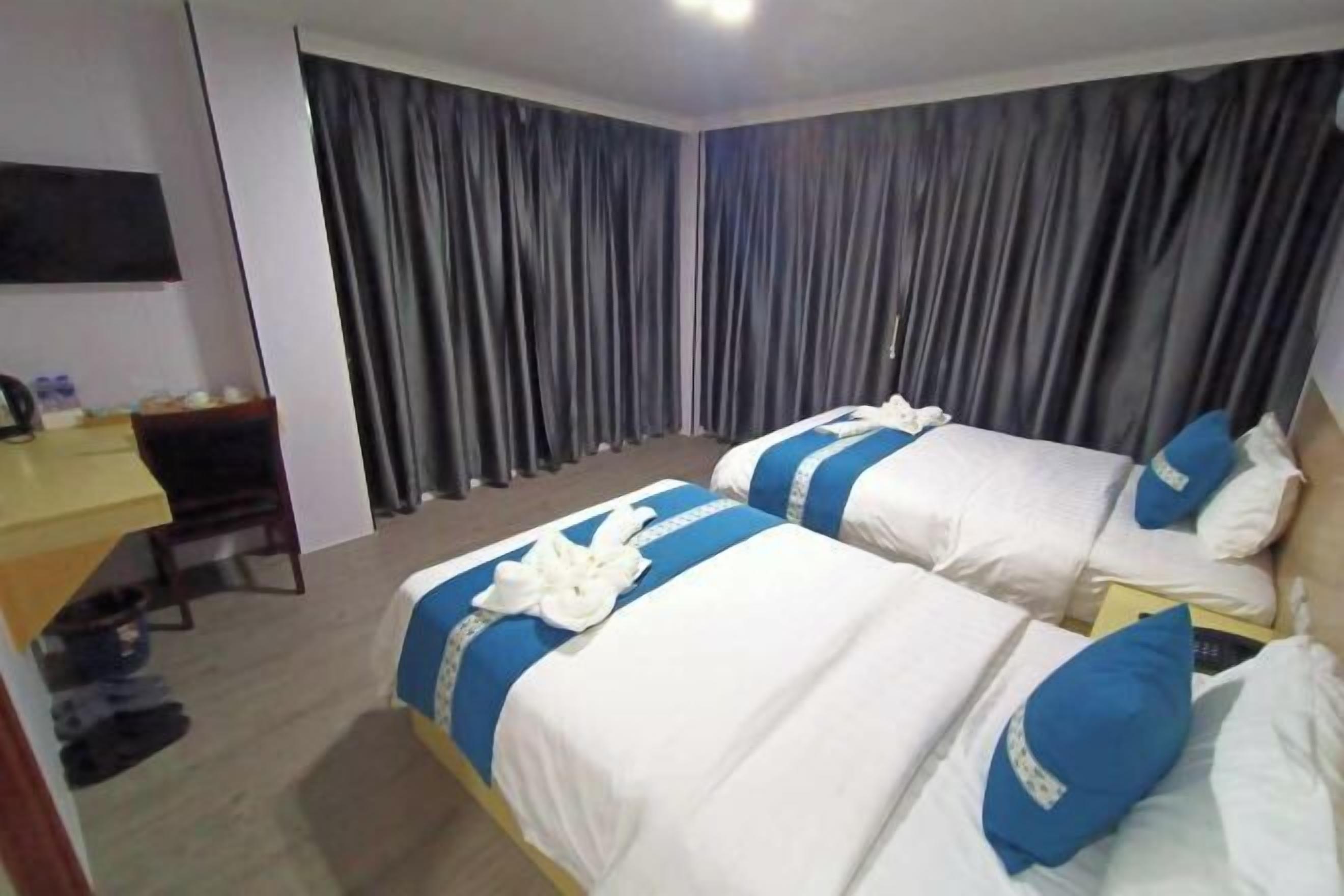 Escritorio, cortinas blackout, sistema de insonorización y wifi gratis 