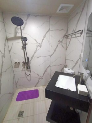 Standard Single Room, City View | Bathroom | Shower, free toiletries, hair dryer, slippers - Venice Star Grand Hotel (Manila)