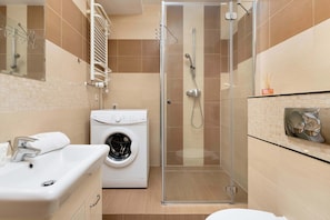 Dusche, Haartrockner, Handtücher, Shampoo