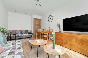 TV, offices - Seaside Apartment for 6 Persons | Close to the Beach and ERGO ARENA (Gdańsk)