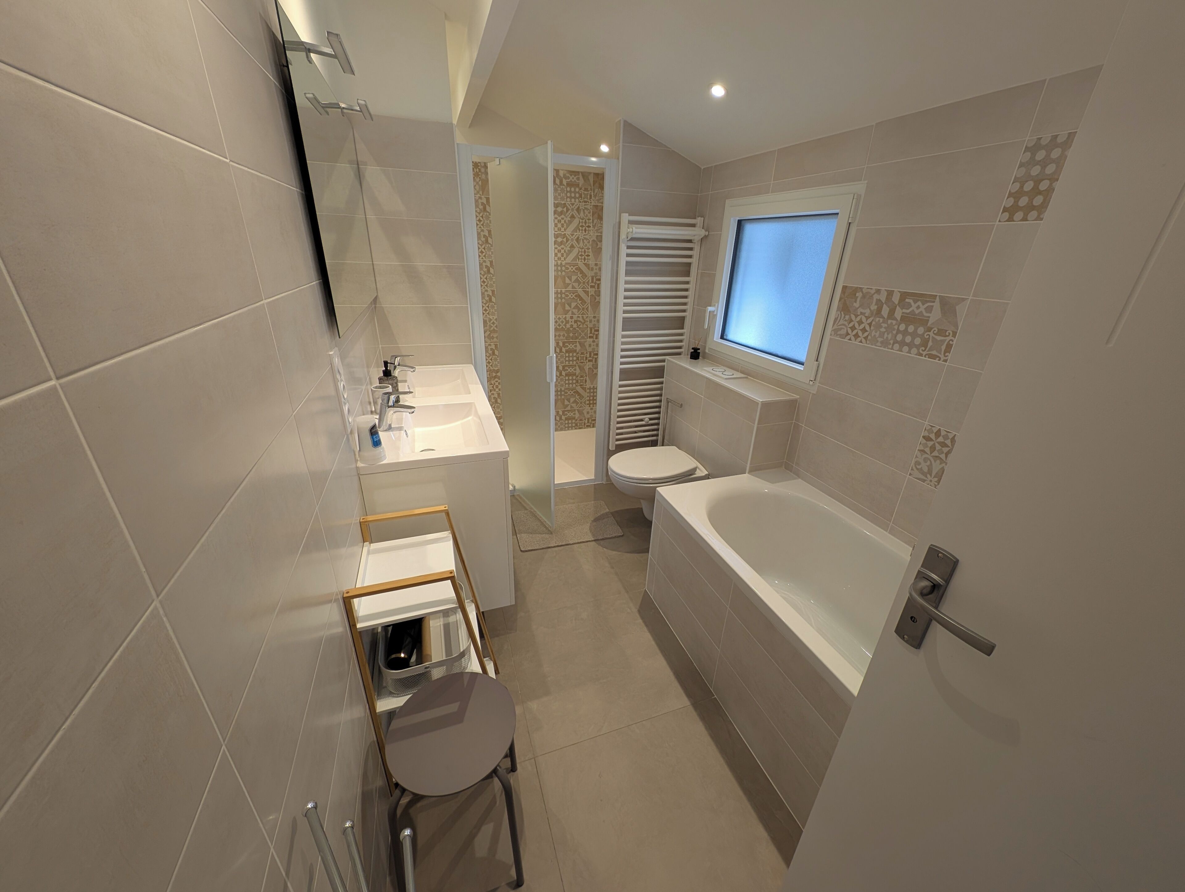 Shower, hair dryer, bidet, towels