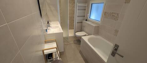 Regadera, secadora de cabello, bidet, toallas