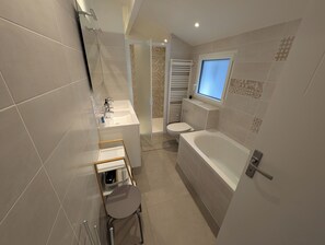 A modern bathroom with a bathtub, toilet, and sink. - Landes house near the beach with independent swimming pool on 900 m2 /fibre (Messanges)