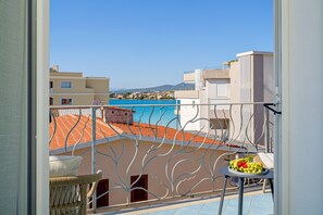 Interior - Haller Suite Apartment with Sea View, Wi-Fi, and Air Conditioning (Golfo Aranci)