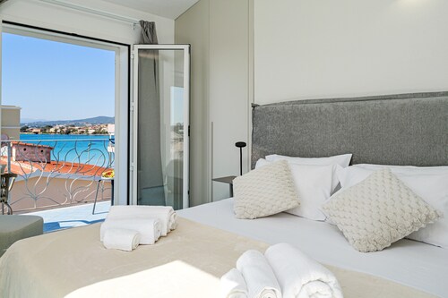 Haller Suite Apartment with Sea View, Wi-Fi, and Air Conditioning