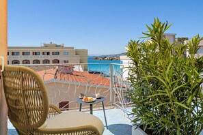 Terrace/patio - Haller Suite Apartment with Sea View, Wi-Fi, and Air Conditioning (Golfo Aranci)