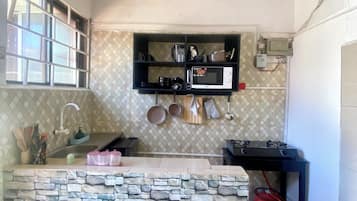 Classic Apartment, Garden View | Private kitchen