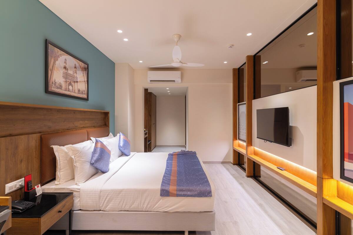 Suite | Hypo-allergenic bedding available, desk, laptop workspace, WiFi (free)