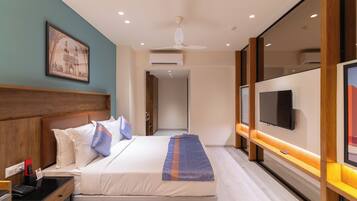 Suite | Hypo-allergenic bedding, desk, laptop workspace, free WiFi