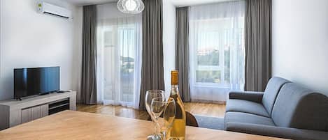 Studio, Balcony, Sea View | Living area