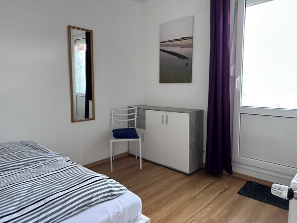 2 bedrooms, travel cot, free WiFi, bed sheets