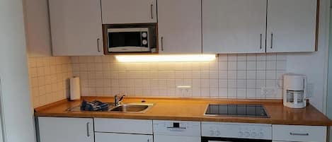 Kühlschrank, Mikrowelle, Herdplatte, Geschirrspüler