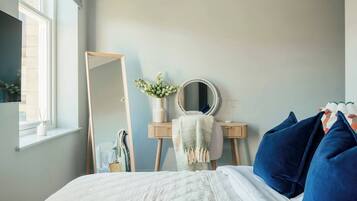 2 Schlafzimmer, Schreibtisch, Bügeleisen/Bügelbrett, Reisekinderbett