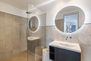 Shower, hair dryer, towels - Parkland Modernism, by Veeve (London)
